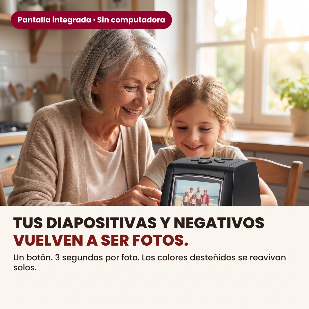 Abuela y nieta mirando una foto en la pantalla del escáner