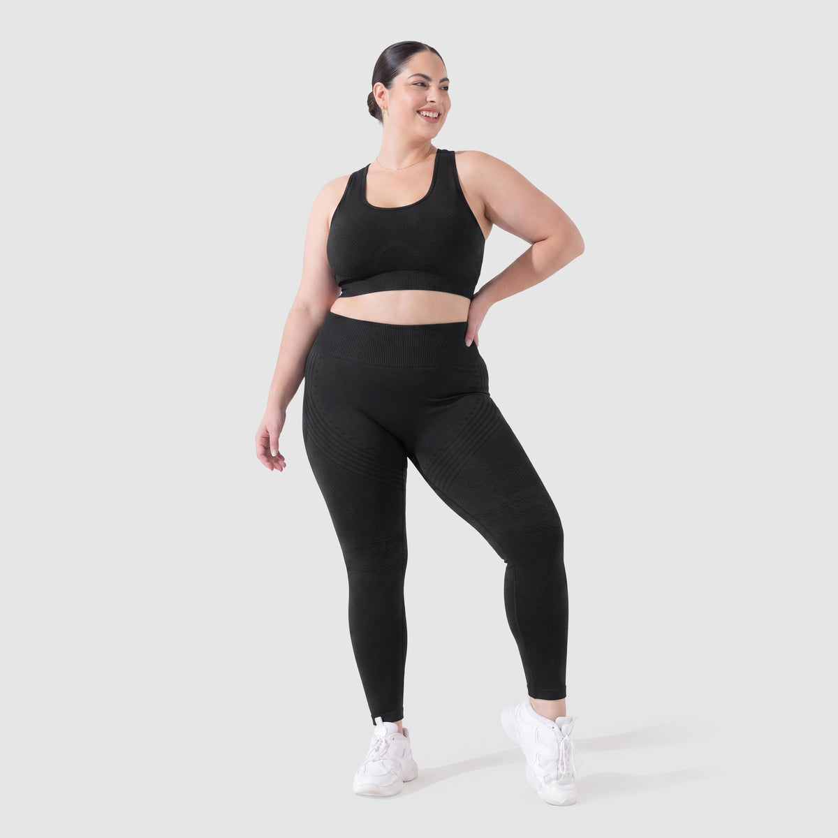 Mujer con leggings anticelulitis Sculpt 3D™ en negro, vista de frente, cintura alta