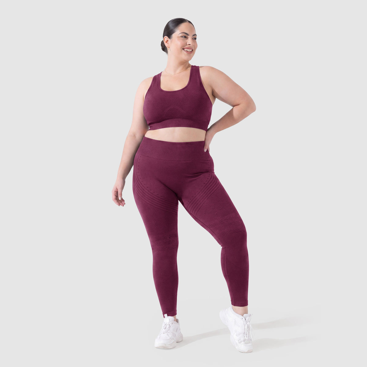 Mujer con leggings anticelulitis Sculpt 3D™ en ciruela, vista de frente, cintura alta