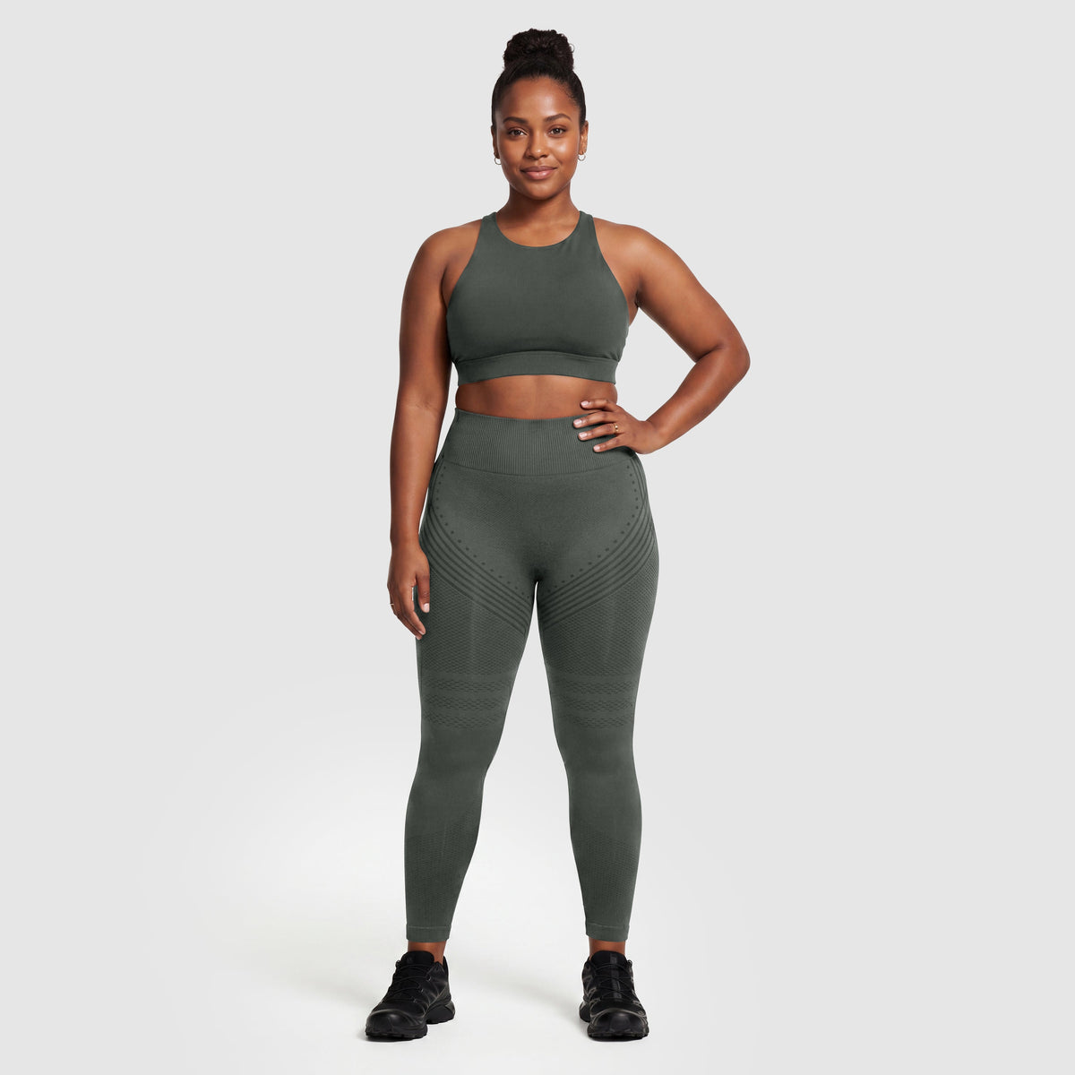 Mujer con leggings anticelulitis Sculpt 3D™ en gris, vista de frente, cintura alta