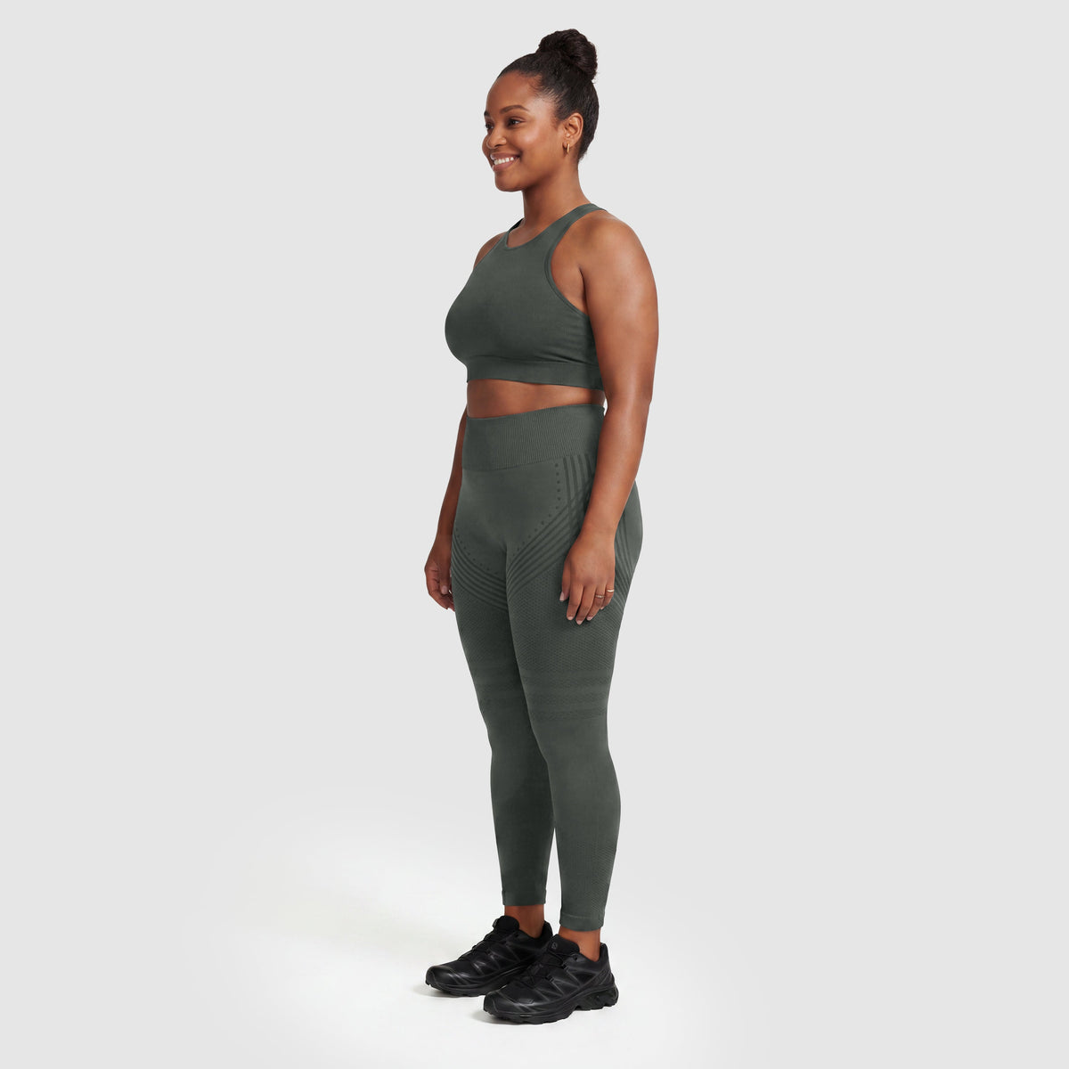 Mujer con leggings anticelulitis Sculpt 3D™ en gris, vista lateral, con las líneas de escultura 3D