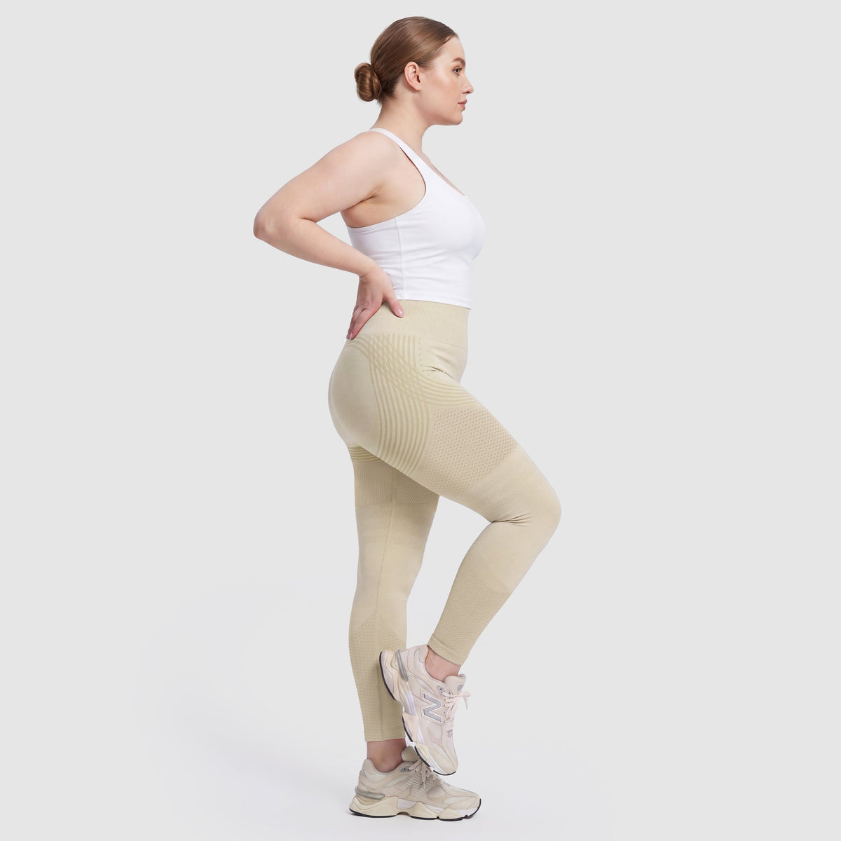 Mujer con leggings anticelulitis Sculpt 3D™ en beige, vista lateral, con las líneas de escultura 3D