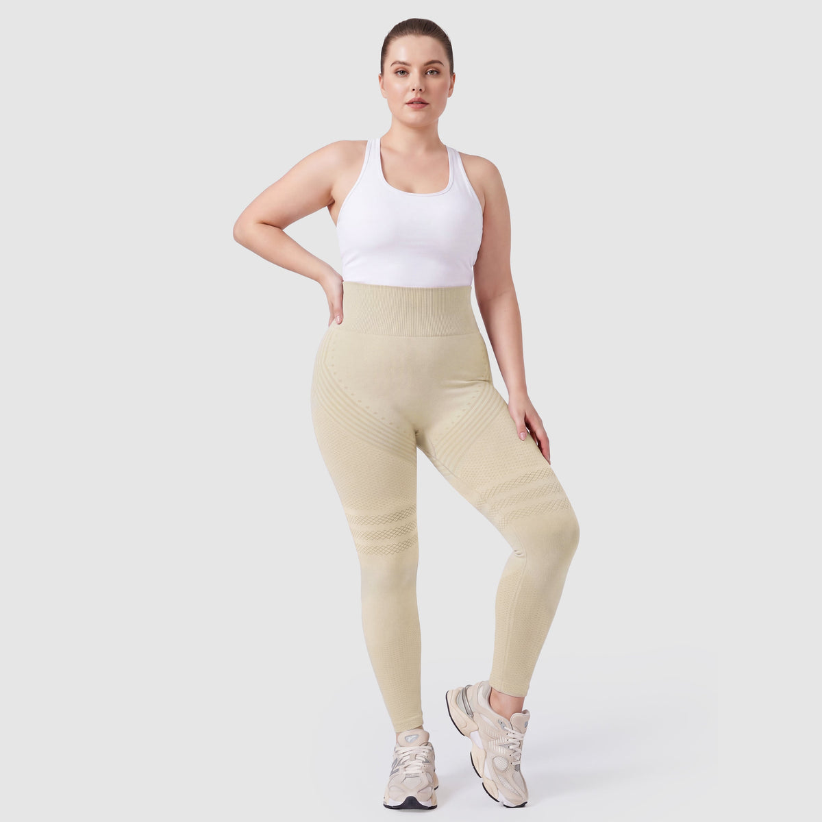 Mujer con leggings anticelulitis Sculpt 3D™ en beige, vista de frente, cintura alta