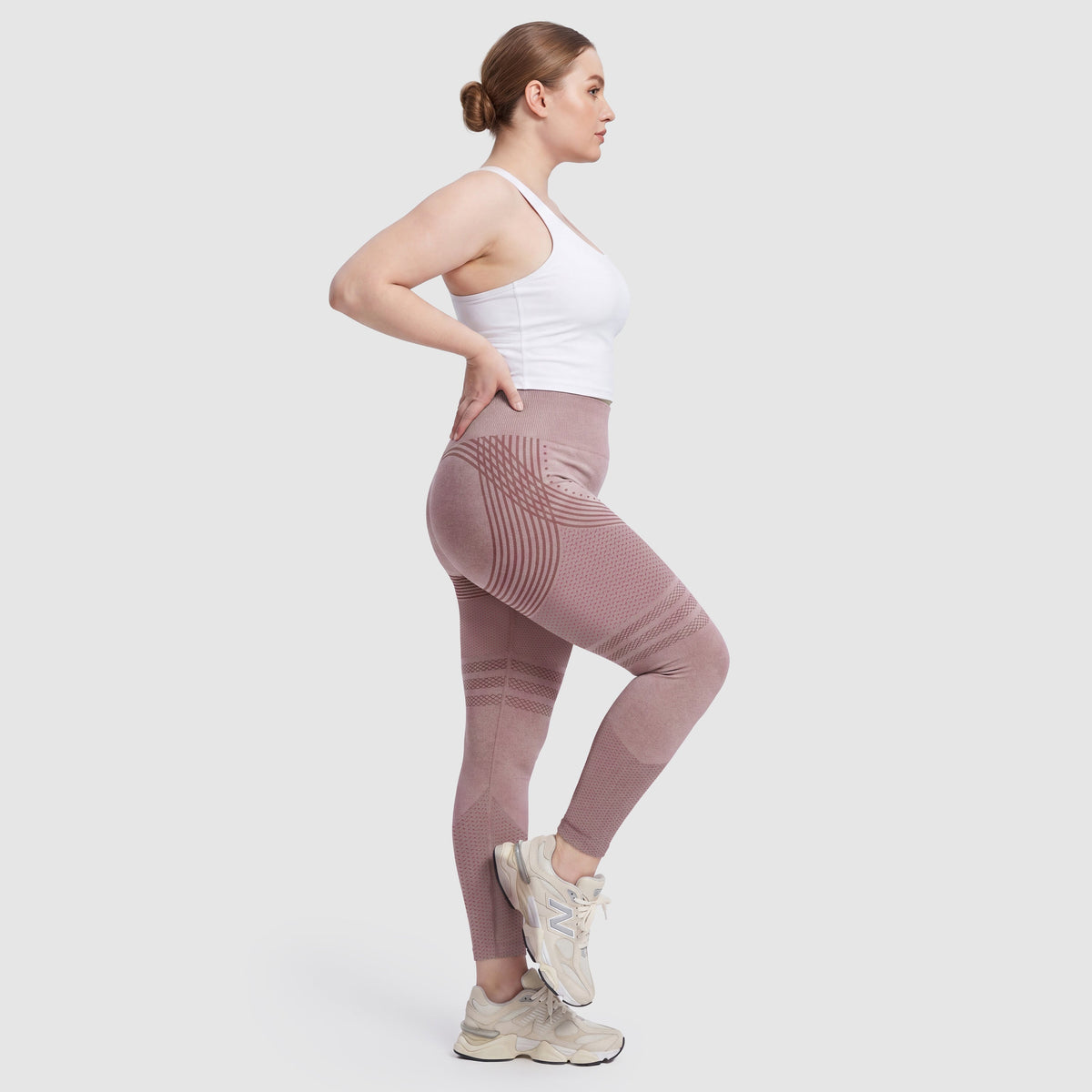 Mujer con leggings anticelulitis Sculpt 3D™ en rosa, vista lateral, con las líneas de escultura 3D