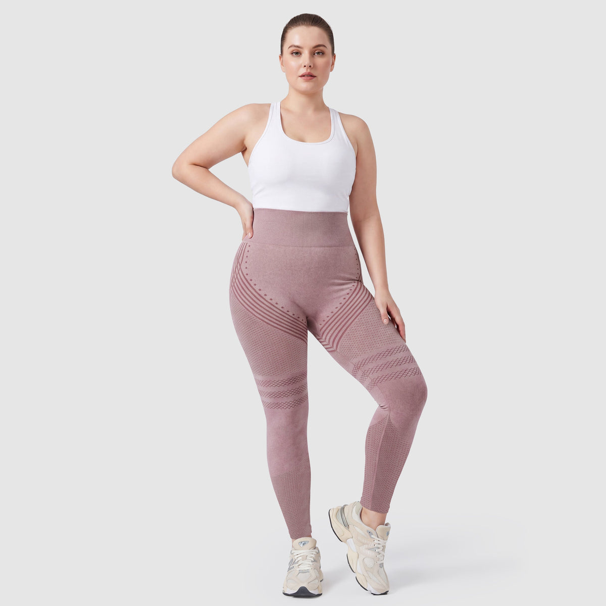 Mujer con leggings anticelulitis Sculpt 3D™ en rosa, vista de frente, cintura alta