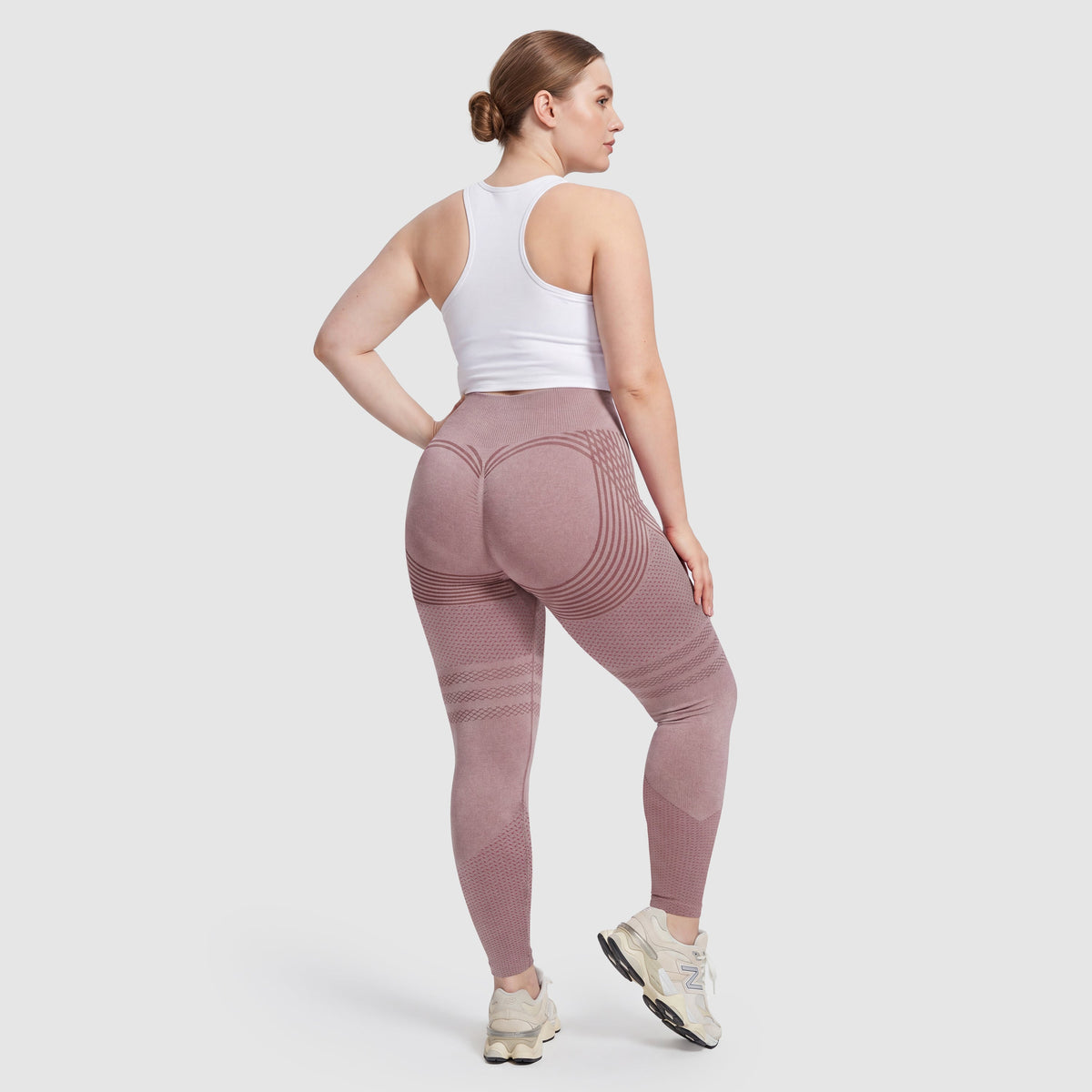 Mujer con leggings anticelulitis Sculpt 3D™ en rosa, vista de espalda, glúteos levantados y contorneados