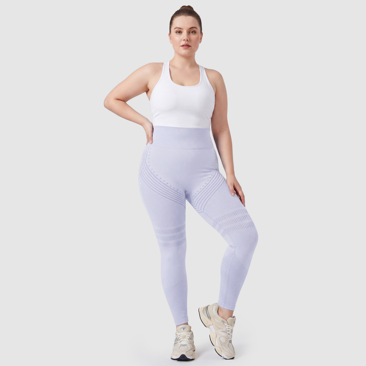 Mujer con leggings anticelulitis Sculpt 3D™ en azul claro, vista de frente, cintura alta