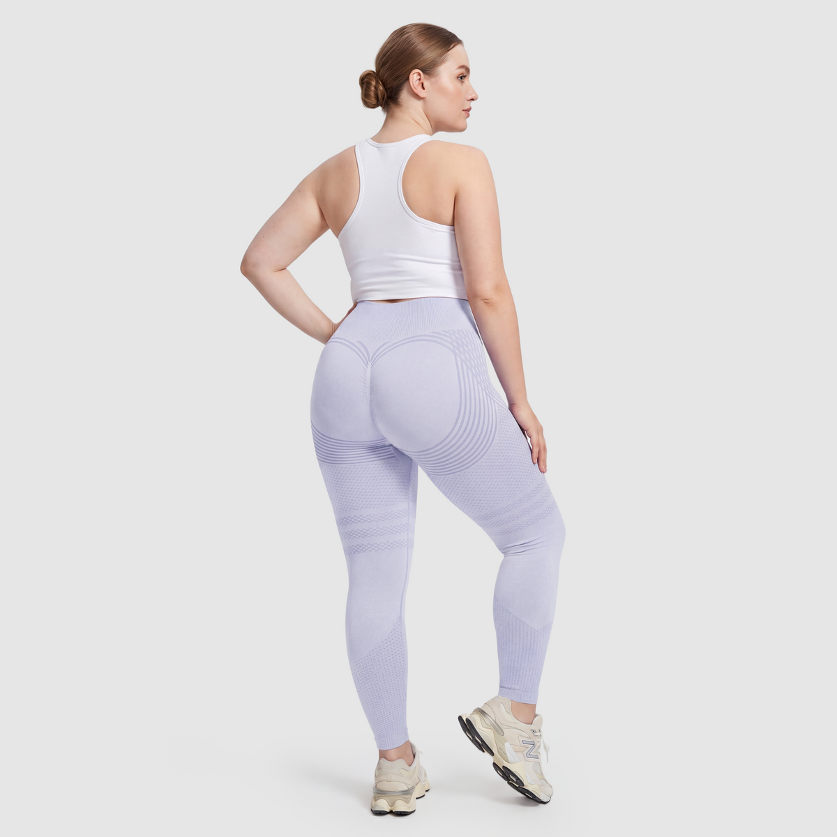 Mujer con leggings anticelulitis Sculpt 3D™ en azul claro, vista de espalda, glúteos levantados y contorneados