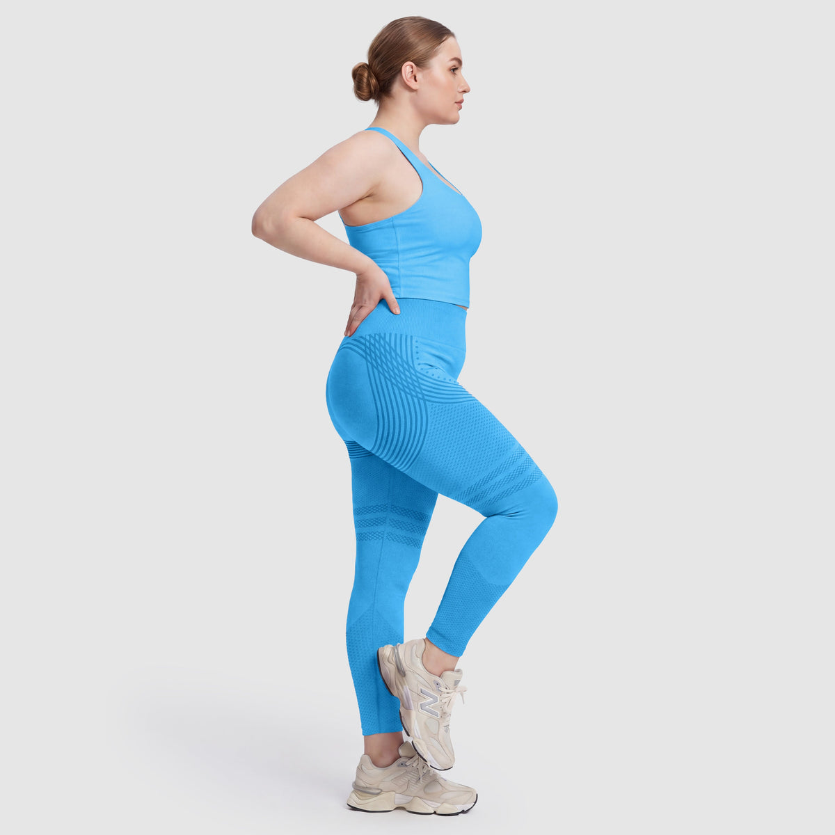 Mujer con leggings anticelulitis Sculpt 3D™ en turquesa, vista lateral, con las líneas de escultura 3D