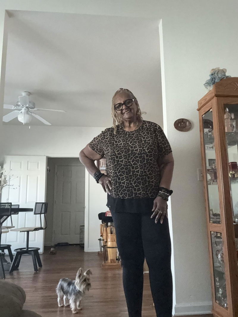 Alicia M., compradora verificada, con los leggings Sculpt 3D en casa