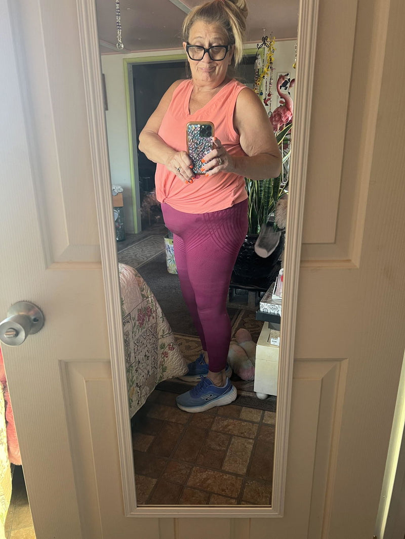 Catherine B., compradora verificada, con los leggings Sculpt 3D en una selfie frente al espejo
