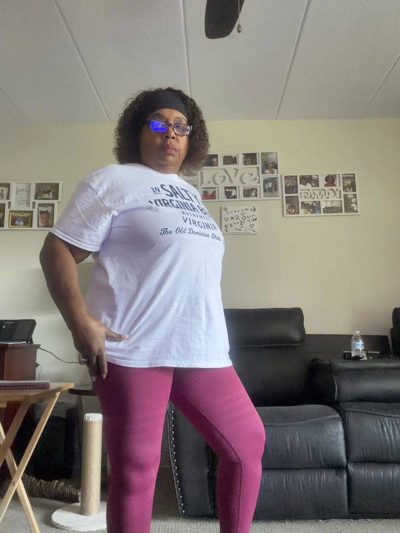 Robin M., compradora verificada, con los leggings Sculpt 3D en casa