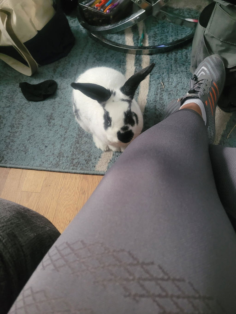 Foto de LaTanya W. de su pierna con los leggings Sculpt 3D, donde se ve la textura de la tela