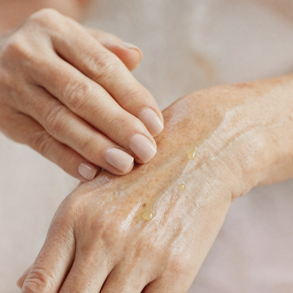 Aceite reafirmante absorbiéndose en la piel